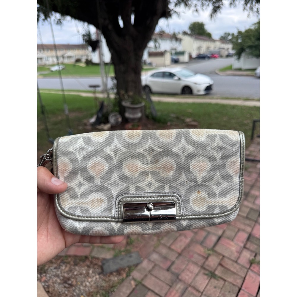Coach Poppy Optic Art Wristlet Clutch Grey Pink Silver Turnlock Bag